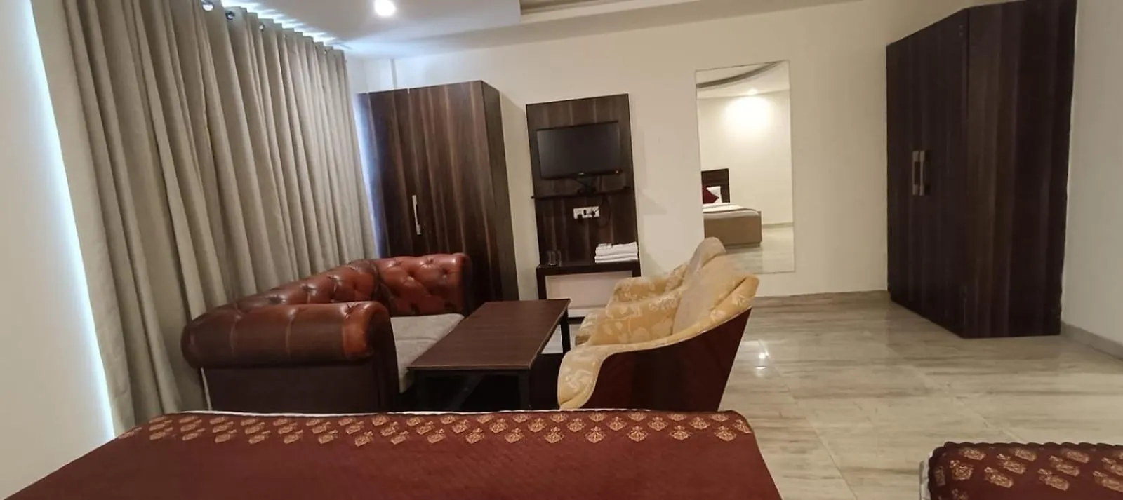 Hotel Embassy International New Delhi 4*,